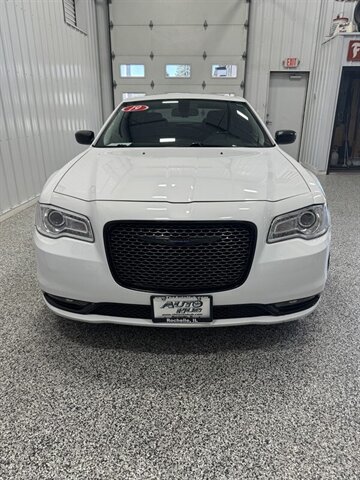 2019 Chrysler 300 Series Limited   - Photo 5 - Rochelle, IL 61068