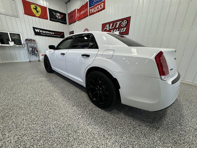 2019 Chrysler 300 Series Limited   - Photo 3 - Rochelle, IL 61068