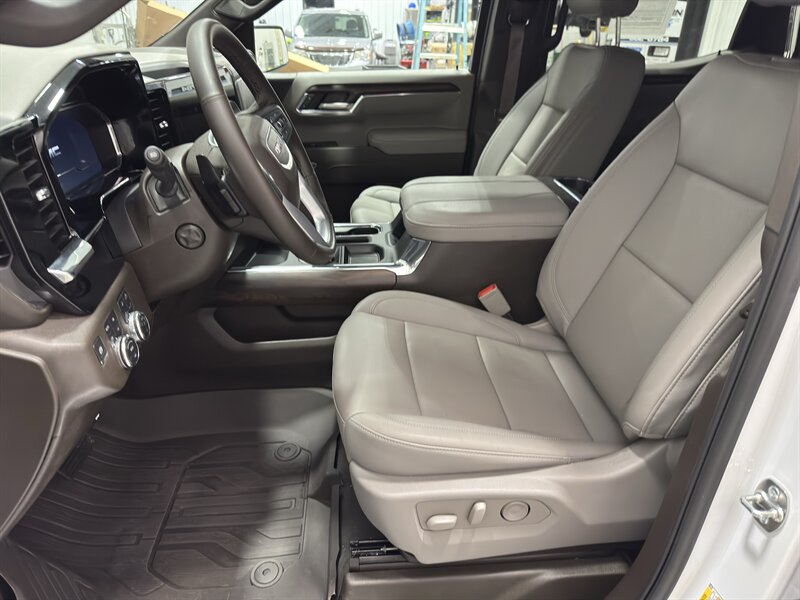 2025 GMC Sierra 1500 SLT X31 Off Road Pkg - Photo 25 - Rochelle, IL 61068