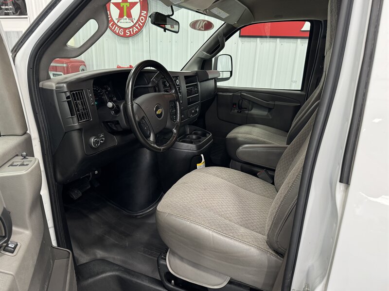 2020 Chevrolet Express 3500   - Photo 13 - Rochelle, IL 61068