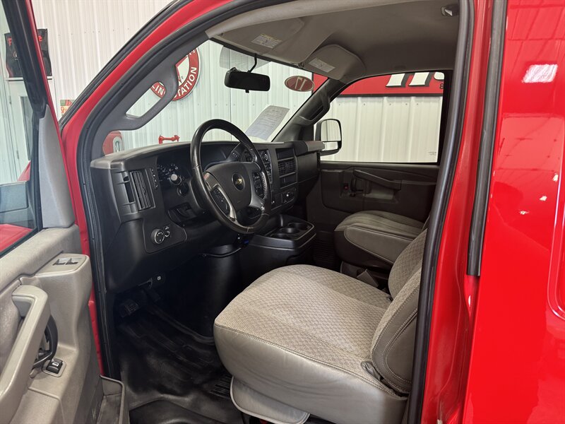 2017 Chevrolet Express Cargo 2500   - Photo 12 - Rochelle, IL 61068