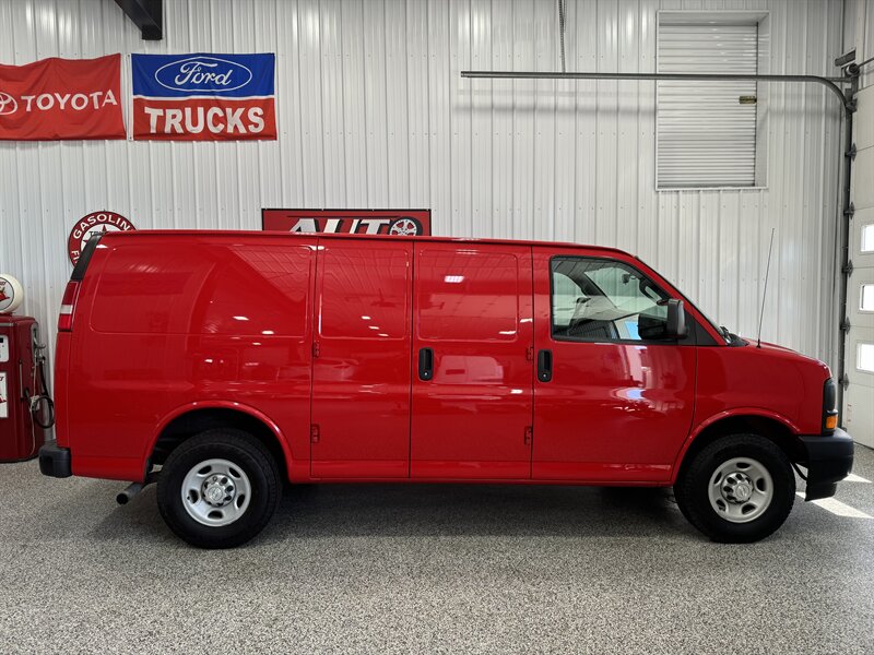 2017 Chevrolet Express Cargo 2500   - Photo 6 - Rochelle, IL 61068