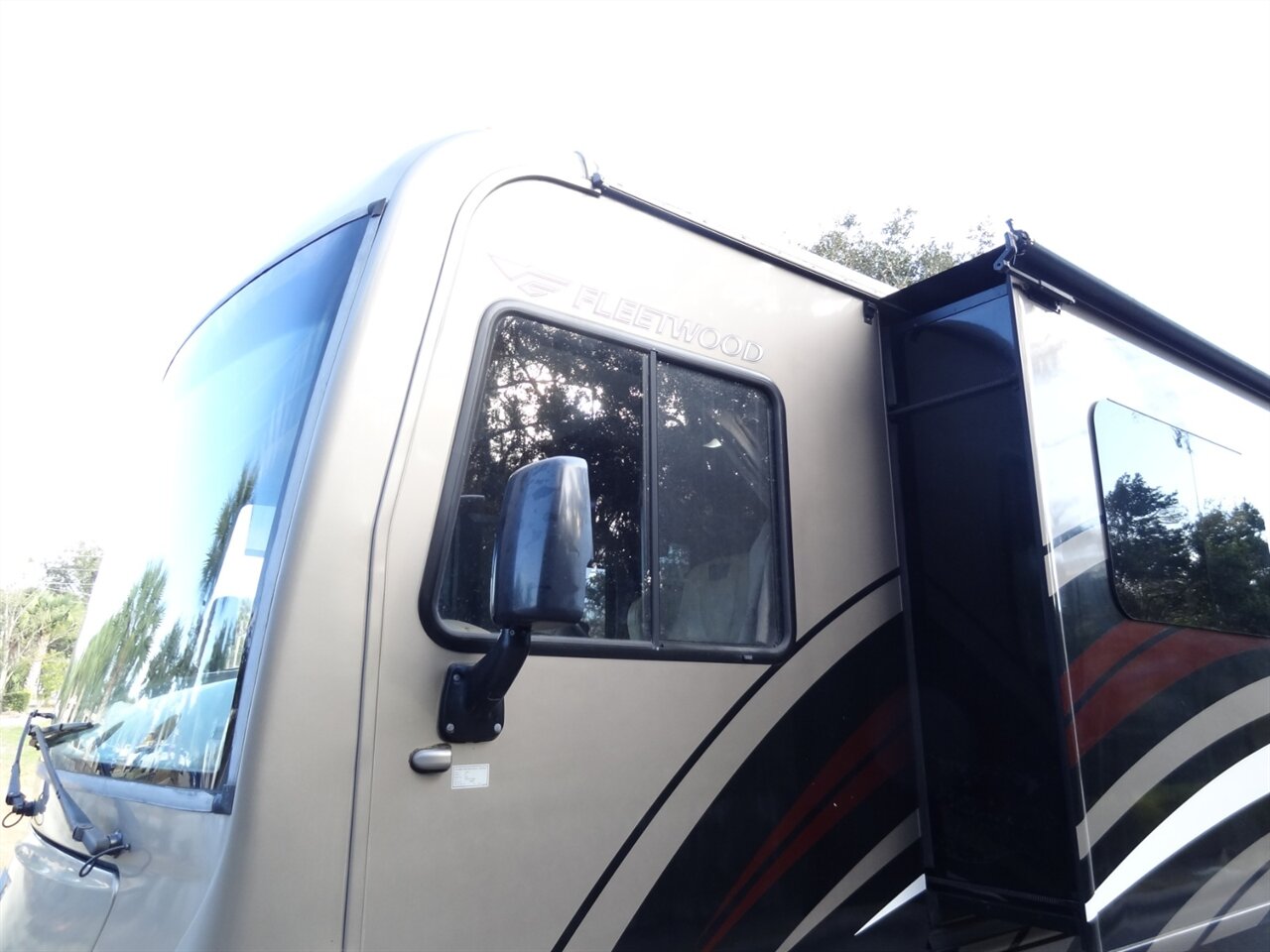 2015 Fleetwood Flair 26D Class A - Photo 12 - Deland, FL 32720