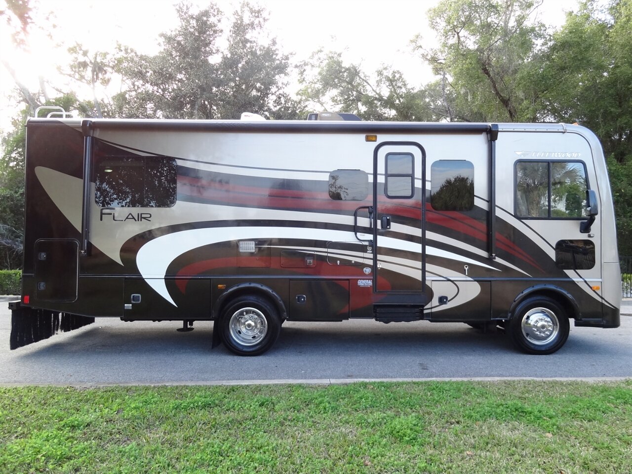2015 Fleetwood Flair 26D Class A - Photo 8 - Deland, FL 32720