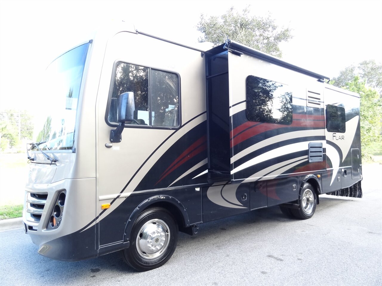 2015 Fleetwood Flair 26D Class A - Photo 2 - Deland, FL 32720