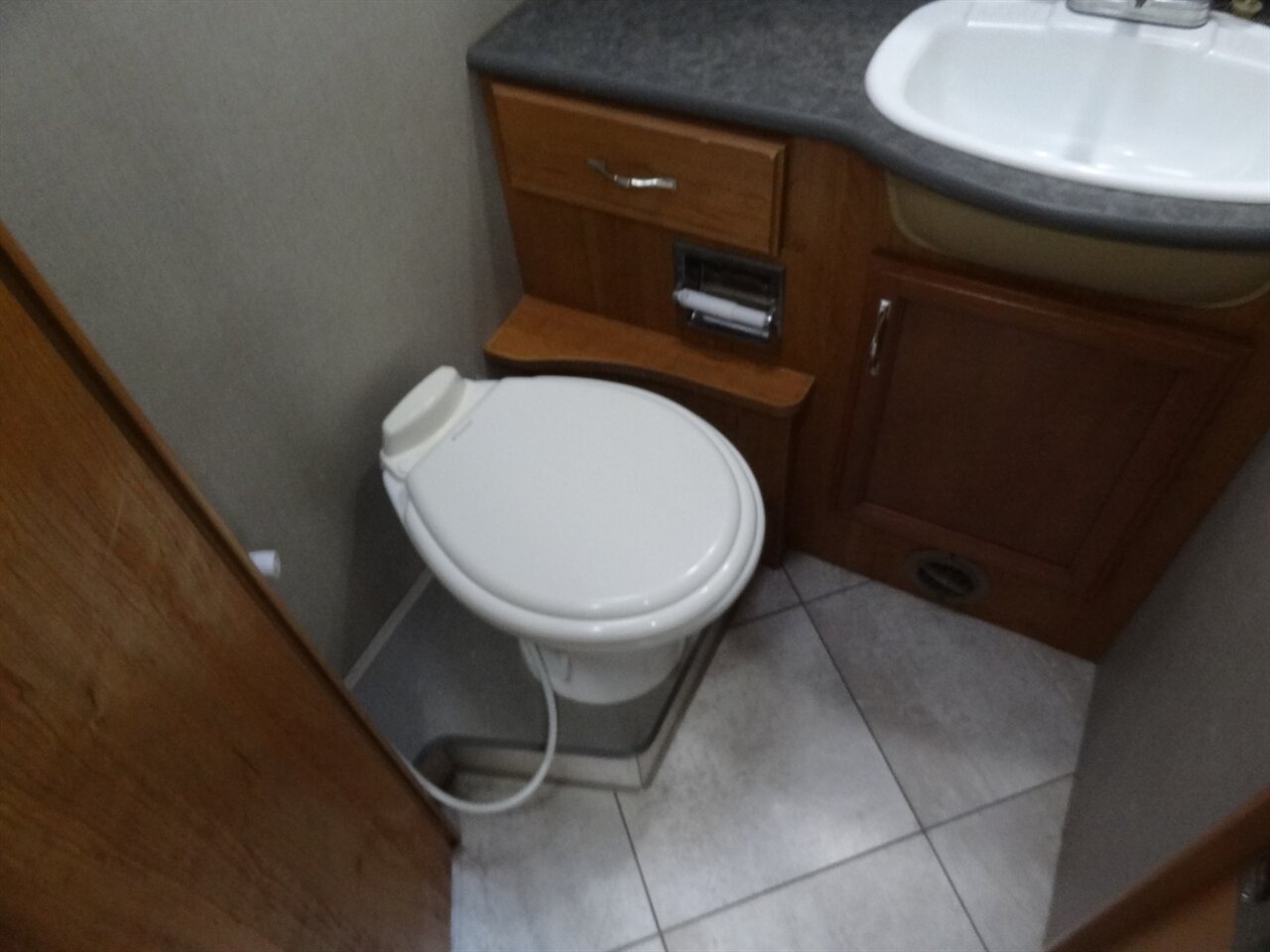 2015 Fleetwood Flair 26D Class A - Photo 59 - Deland, FL 32720