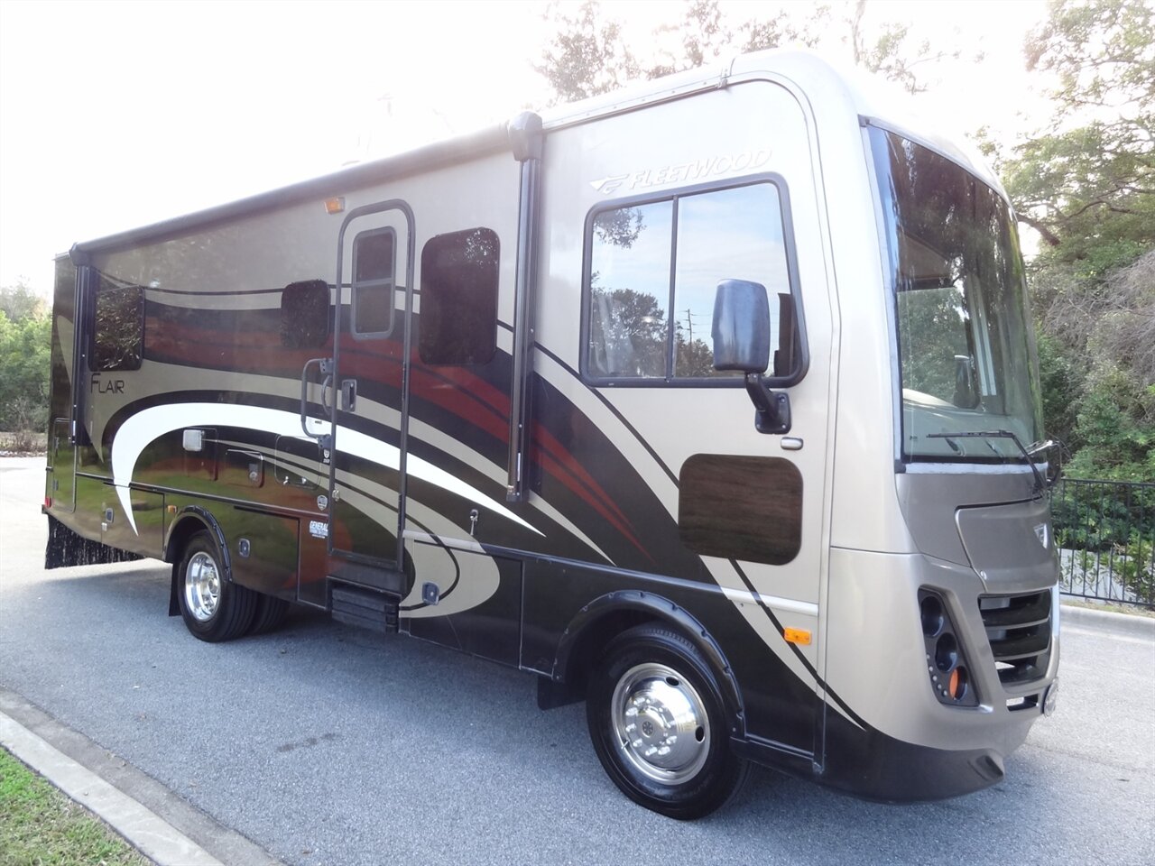 2015 Fleetwood Flair 26D Class A - Photo 6 - Deland, FL 32720