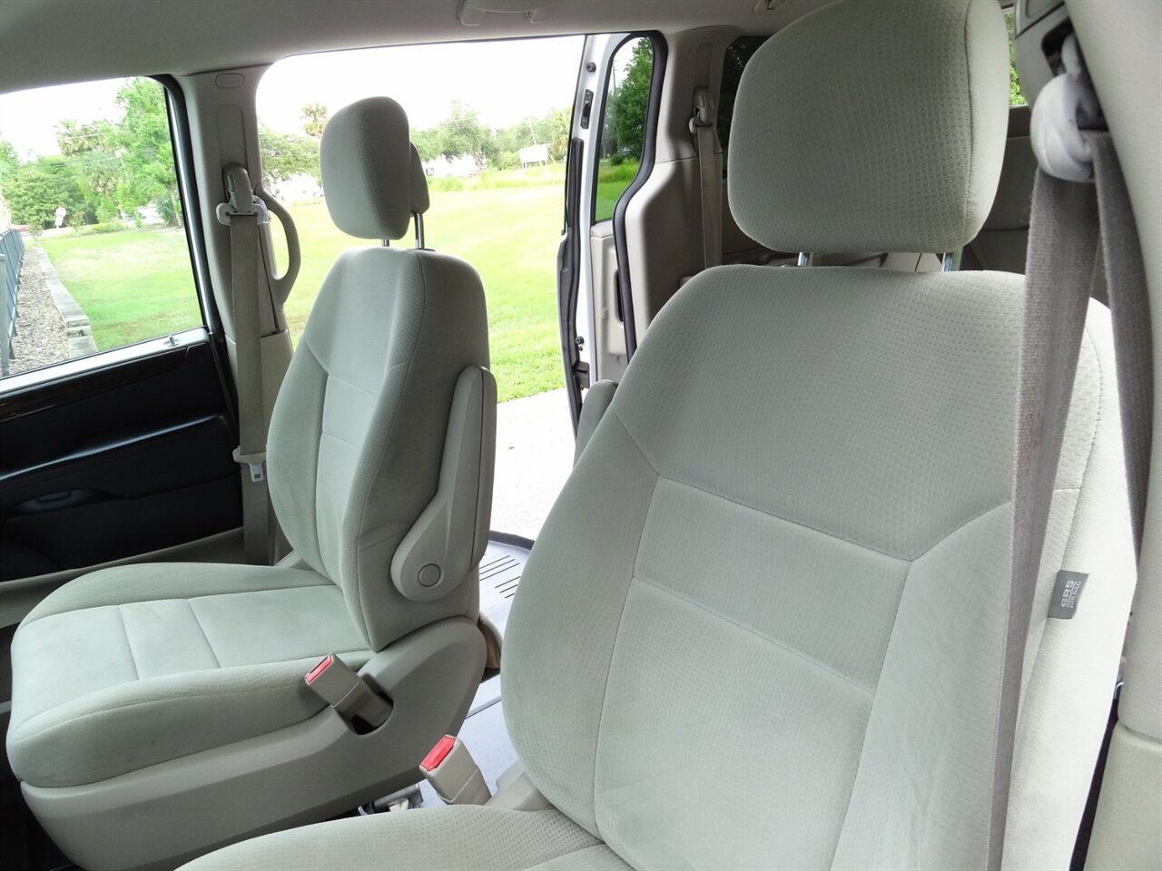 2014 Dodge Grand Caravan SE  Braun Entervan handicap van - Photo 33 - Deland, FL 32720