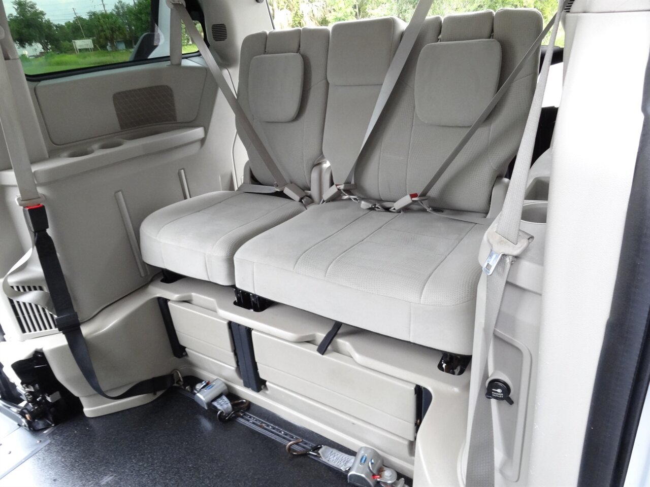 2014 Dodge Grand Caravan SE  Braun Entervan handicap van - Photo 37 - Deland, FL 32720