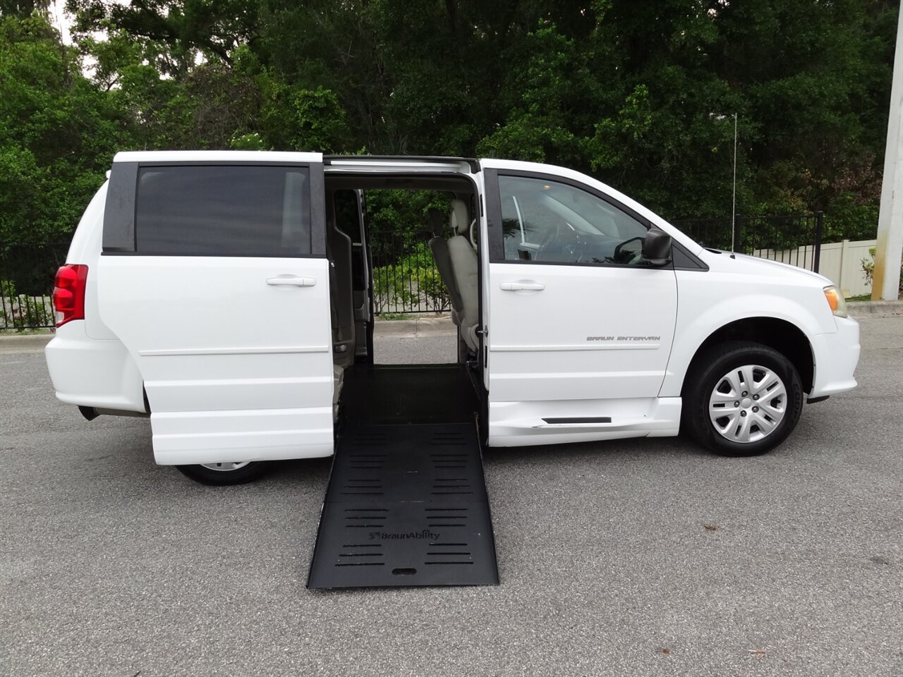 2014 Dodge Grand Caravan SE  Braun Entervan handicap van - Photo 1 - Deland, FL 32720