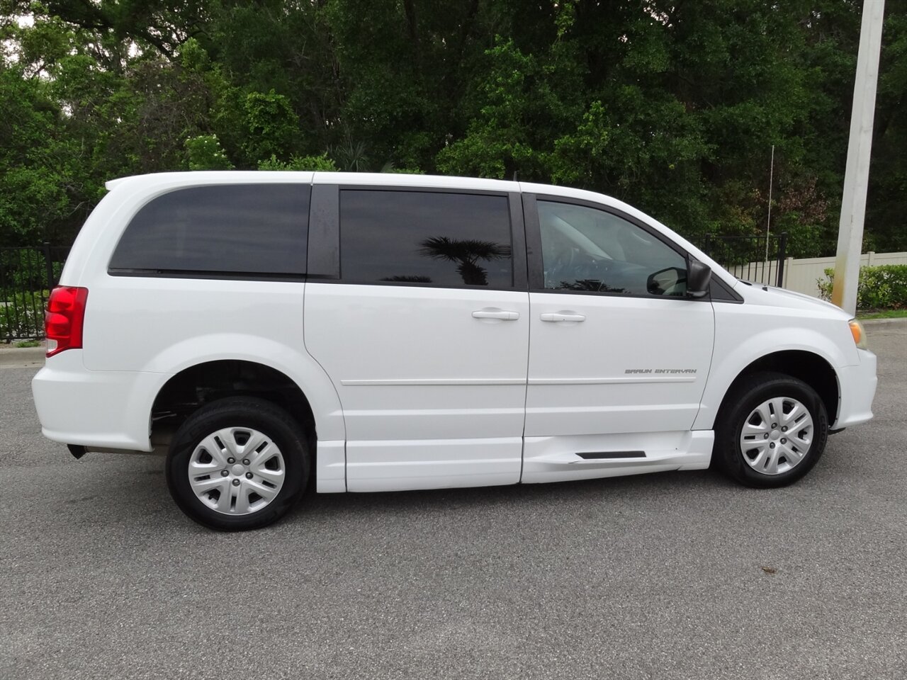 2014 Dodge Grand Caravan SE  Braun Entervan handicap van - Photo 16 - Deland, FL 32720