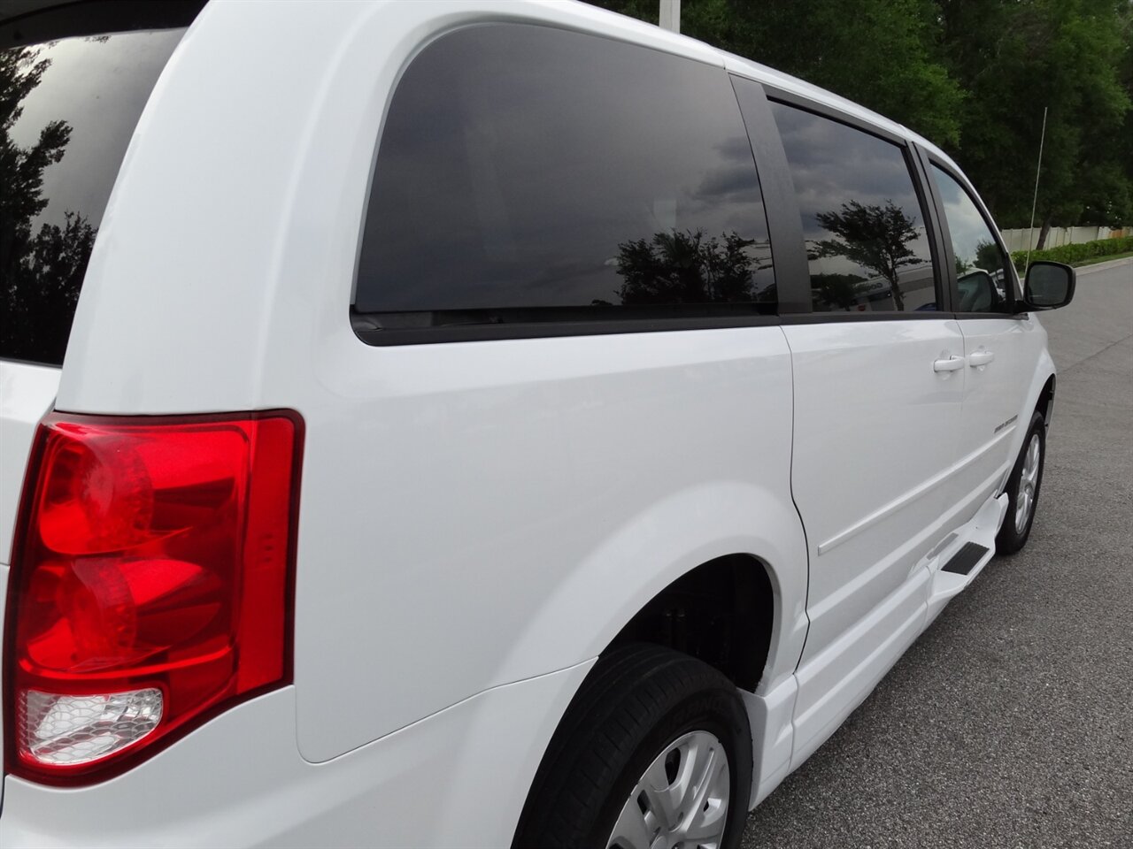 2014 Dodge Grand Caravan SE  Braun Entervan handicap van - Photo 14 - Deland, FL 32720