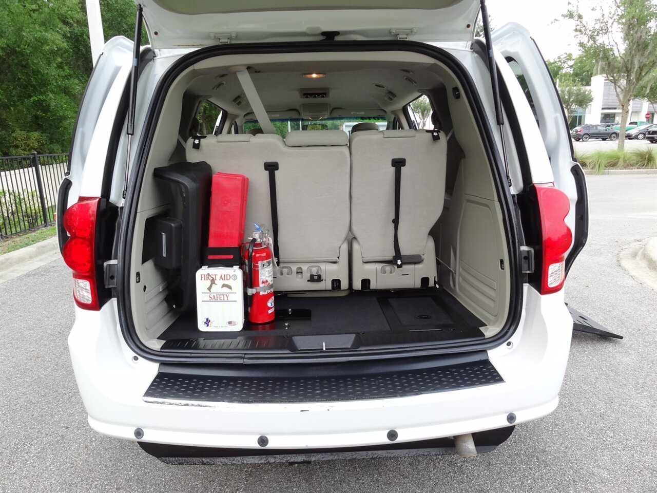 2014 Dodge Grand Caravan SE  Braun Entervan handicap van - Photo 38 - Deland, FL 32720