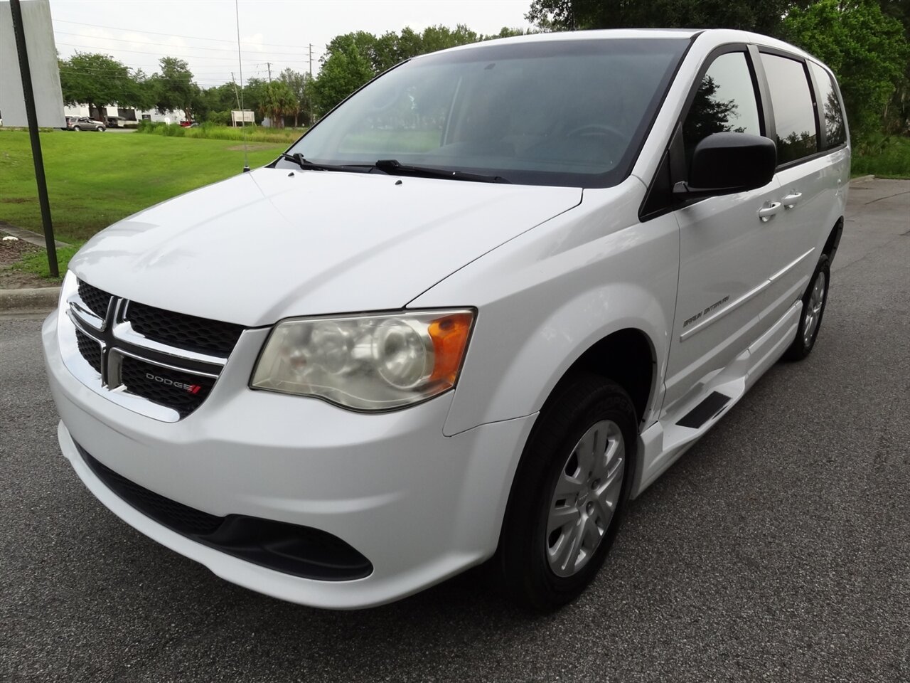 2014 Dodge Grand Caravan SE  Braun Entervan handicap van - Photo 3 - Deland, FL 32720