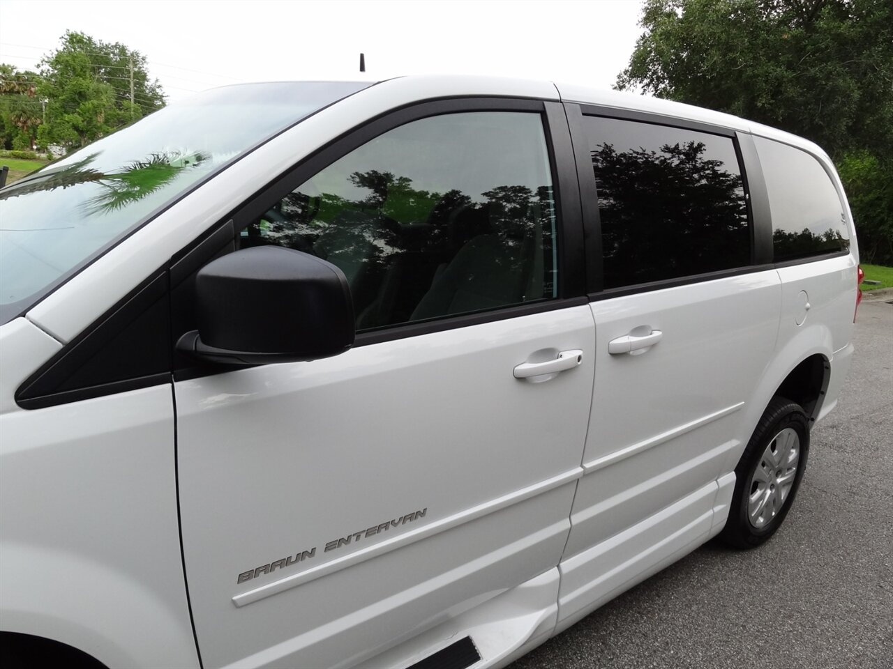 2014 Dodge Grand Caravan SE  Braun Entervan handicap van - Photo 12 - Deland, FL 32720