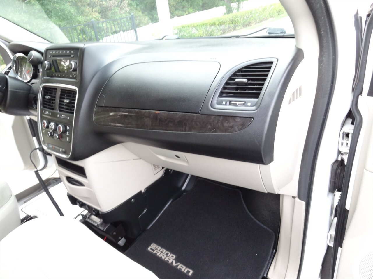2014 Dodge Grand Caravan SE  Braun Entervan handicap van - Photo 48 - Deland, FL 32720