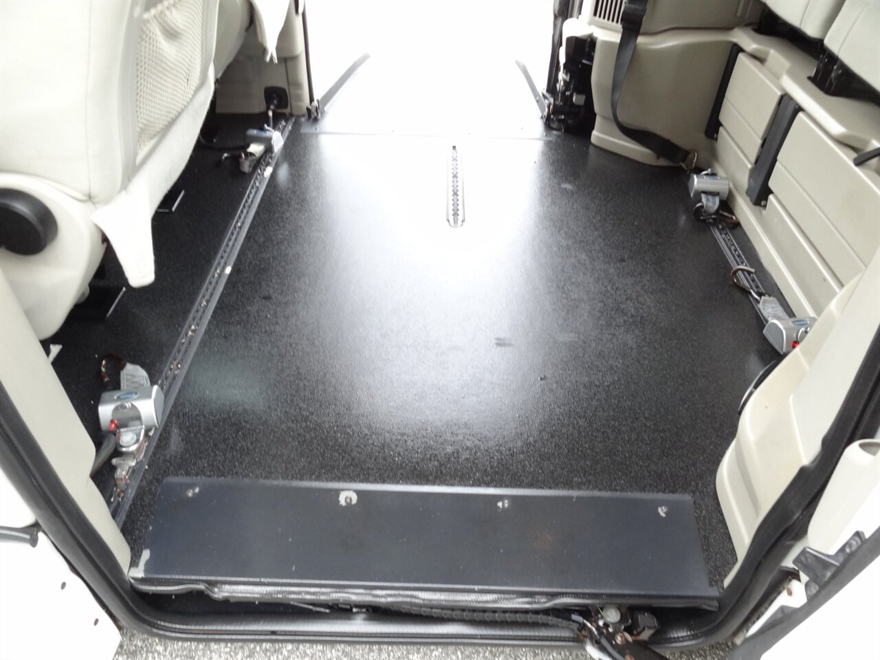 2014 Dodge Grand Caravan SE  Braun Entervan handicap van - Photo 34 - Deland, FL 32720