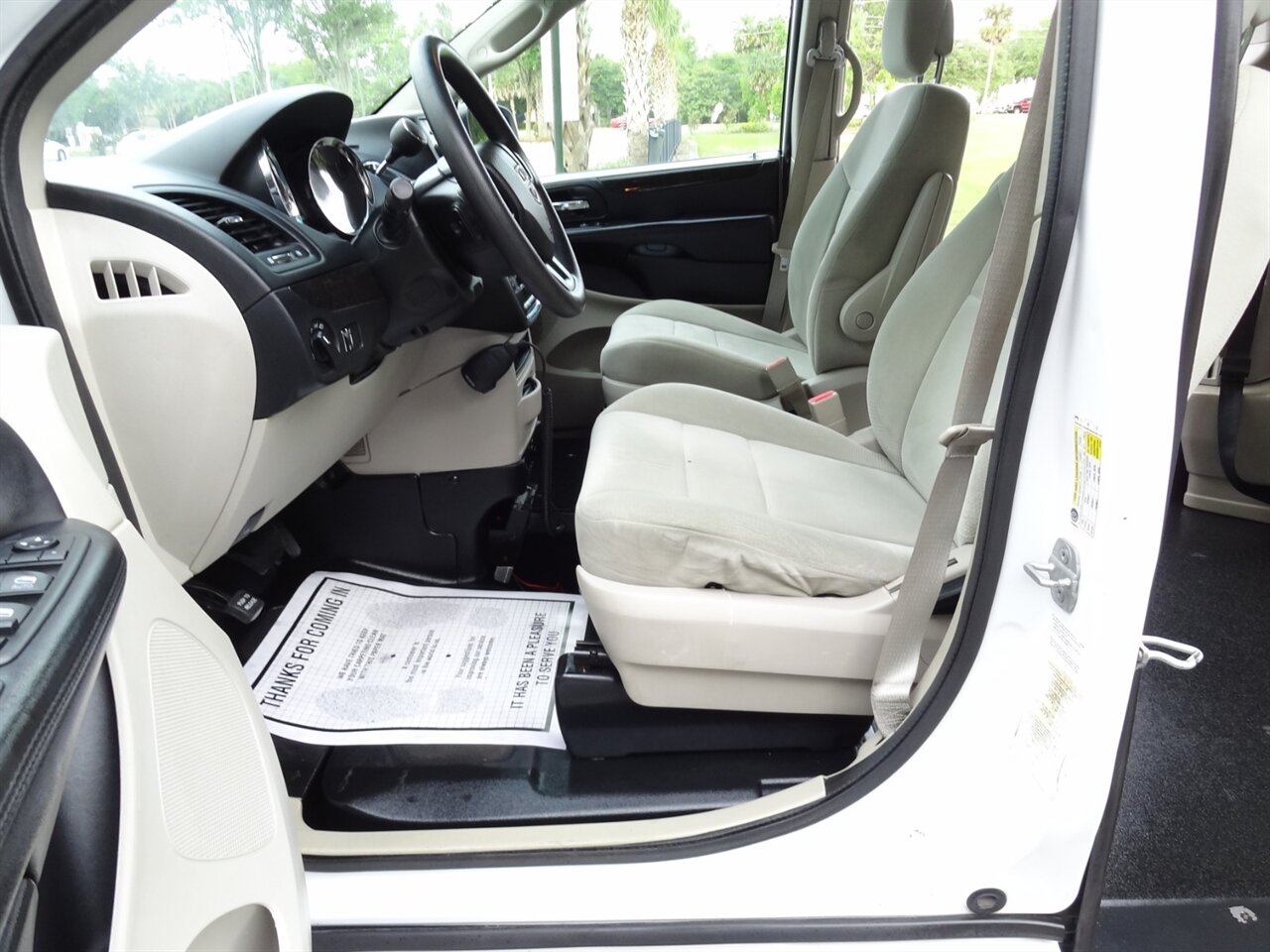 2014 Dodge Grand Caravan SE  Braun Entervan handicap van - Photo 32 - Deland, FL 32720