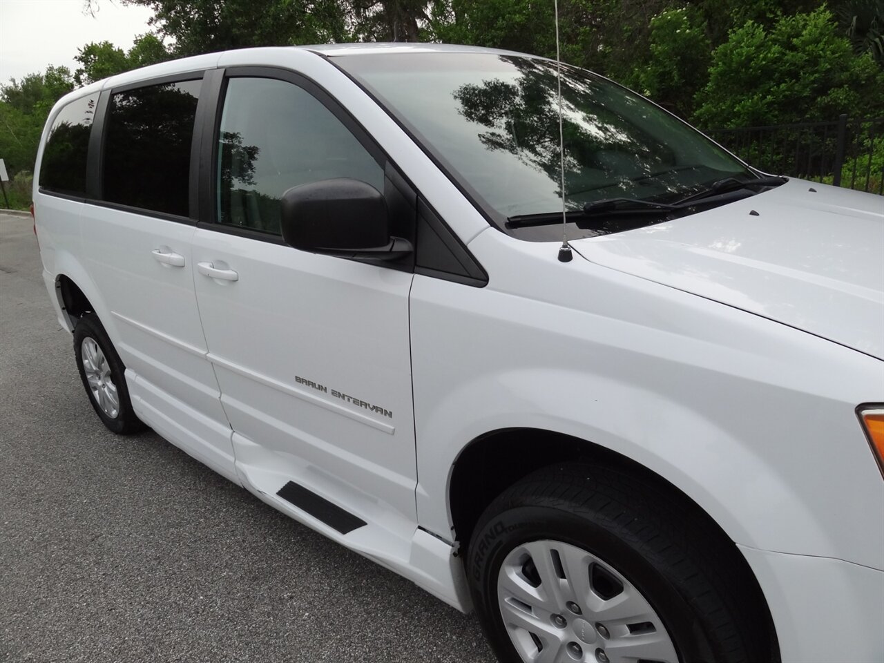 2014 Dodge Grand Caravan SE  Braun Entervan handicap van - Photo 9 - Deland, FL 32720