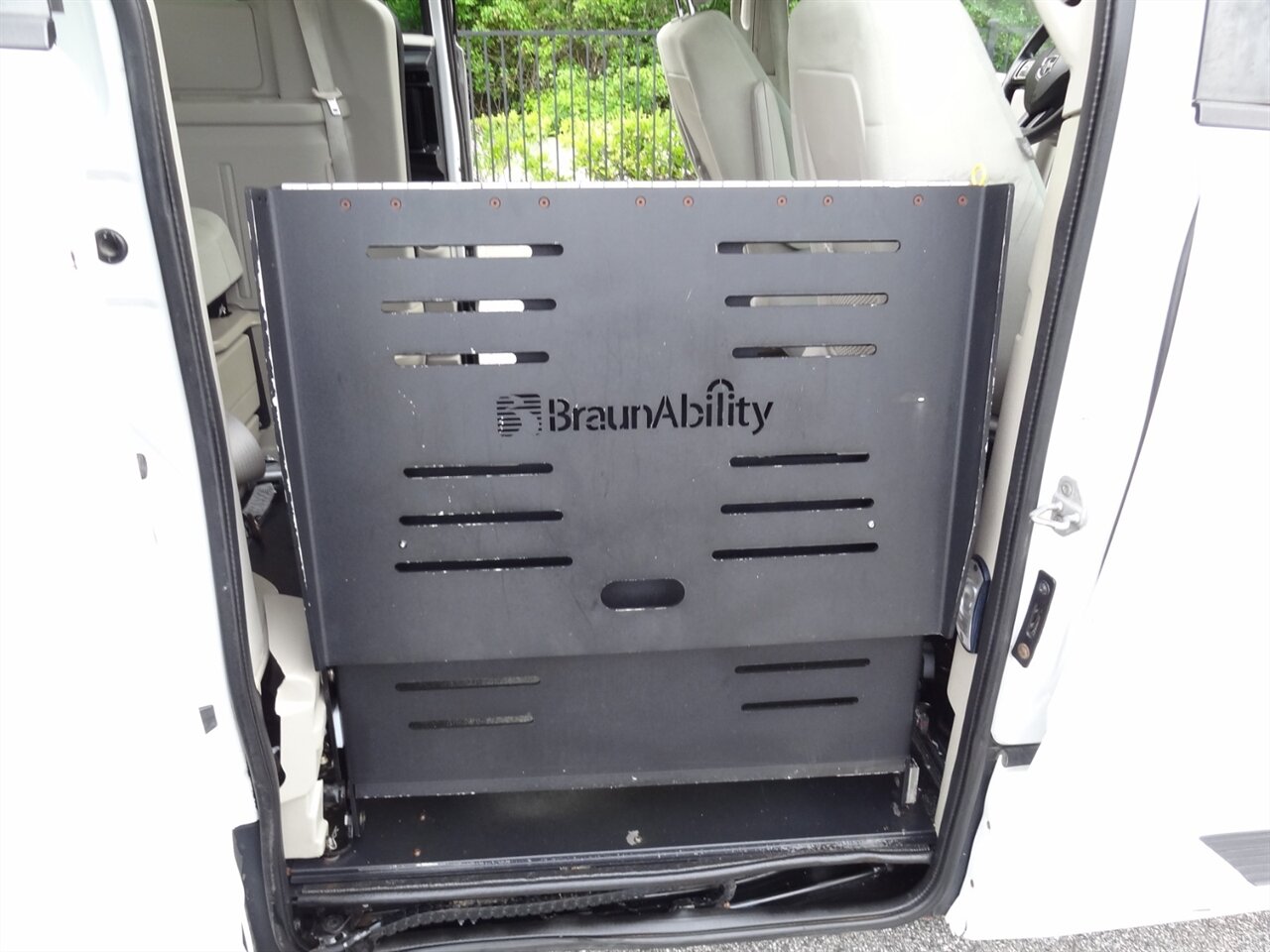 2014 Dodge Grand Caravan SE  Braun Entervan handicap van - Photo 42 - Deland, FL 32720