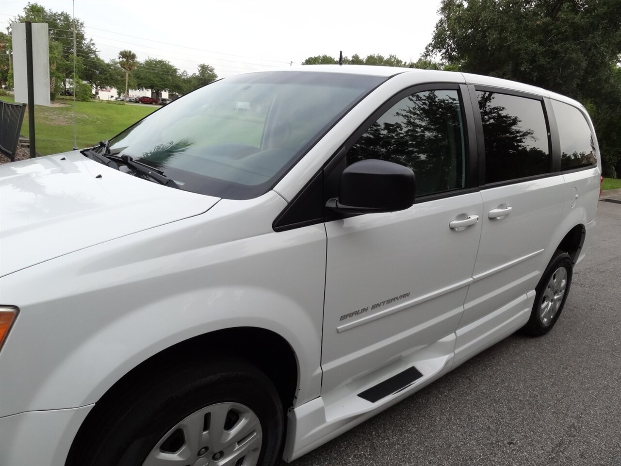 2014 Dodge Grand Caravan SE  Braun Entervan handicap van - Photo 10 - Deland, FL 32720