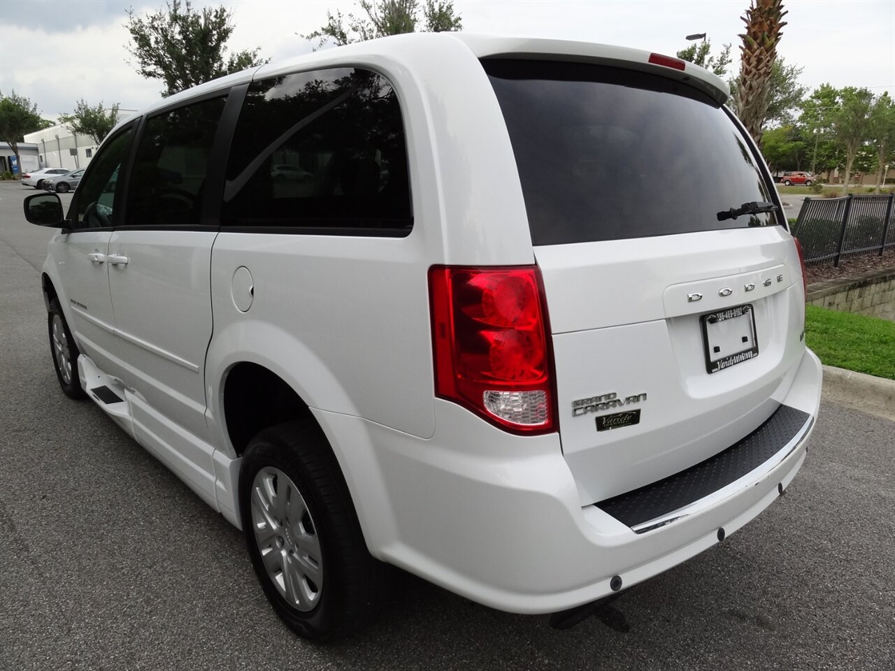 2014 Dodge Grand Caravan SE  Braun Entervan handicap van - Photo 5 - Deland, FL 32720