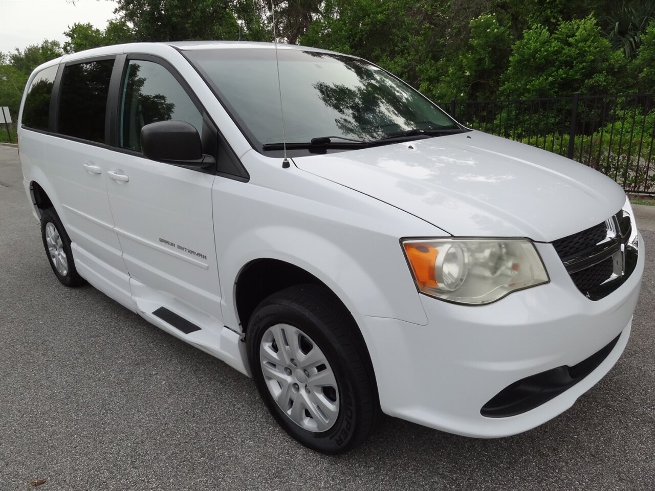 2014 Dodge Grand Caravan SE  Braun Entervan handicap van - Photo 2 - Deland, FL 32720