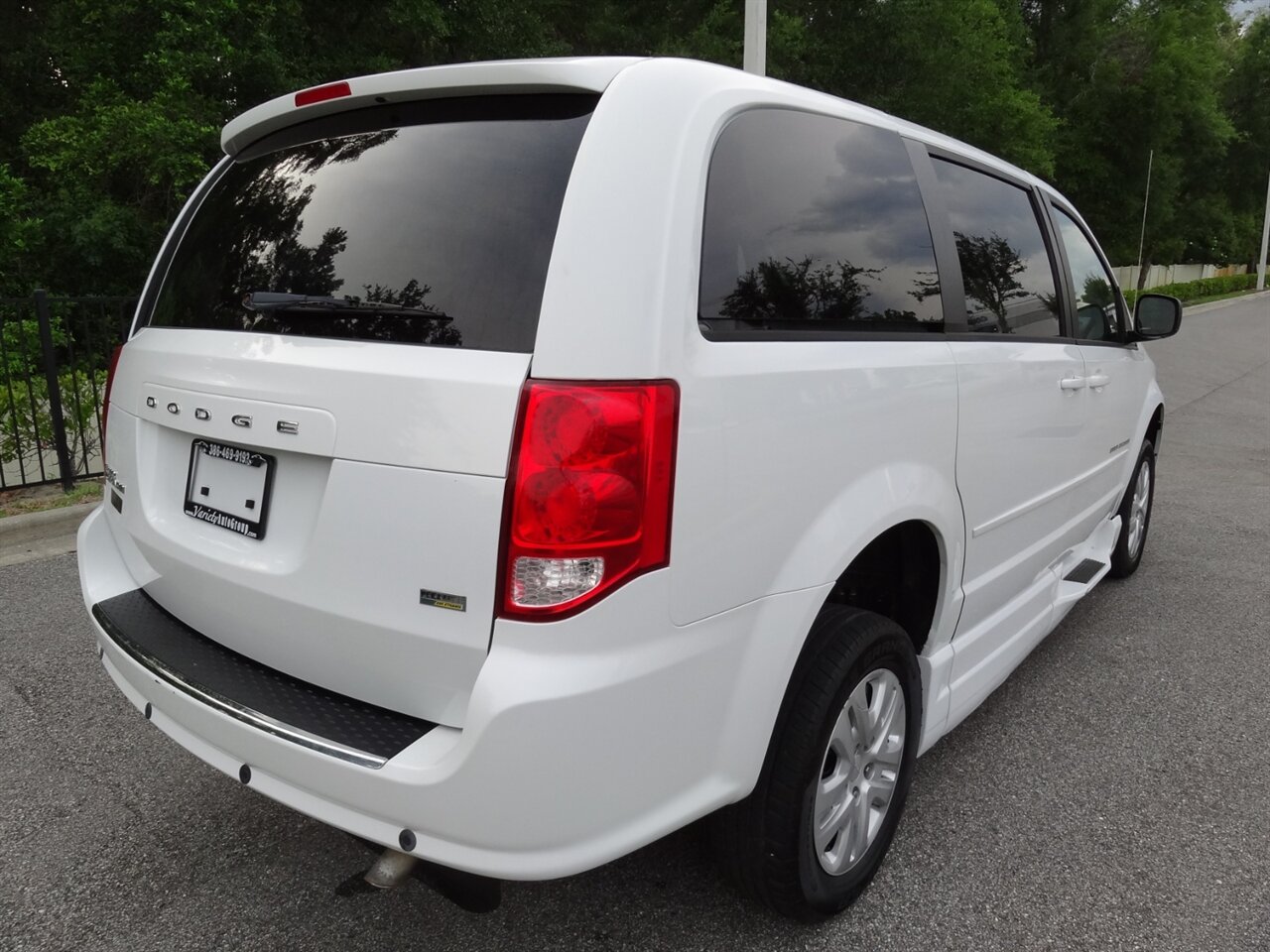 2014 Dodge Grand Caravan SE  Braun Entervan handicap van - Photo 4 - Deland, FL 32720