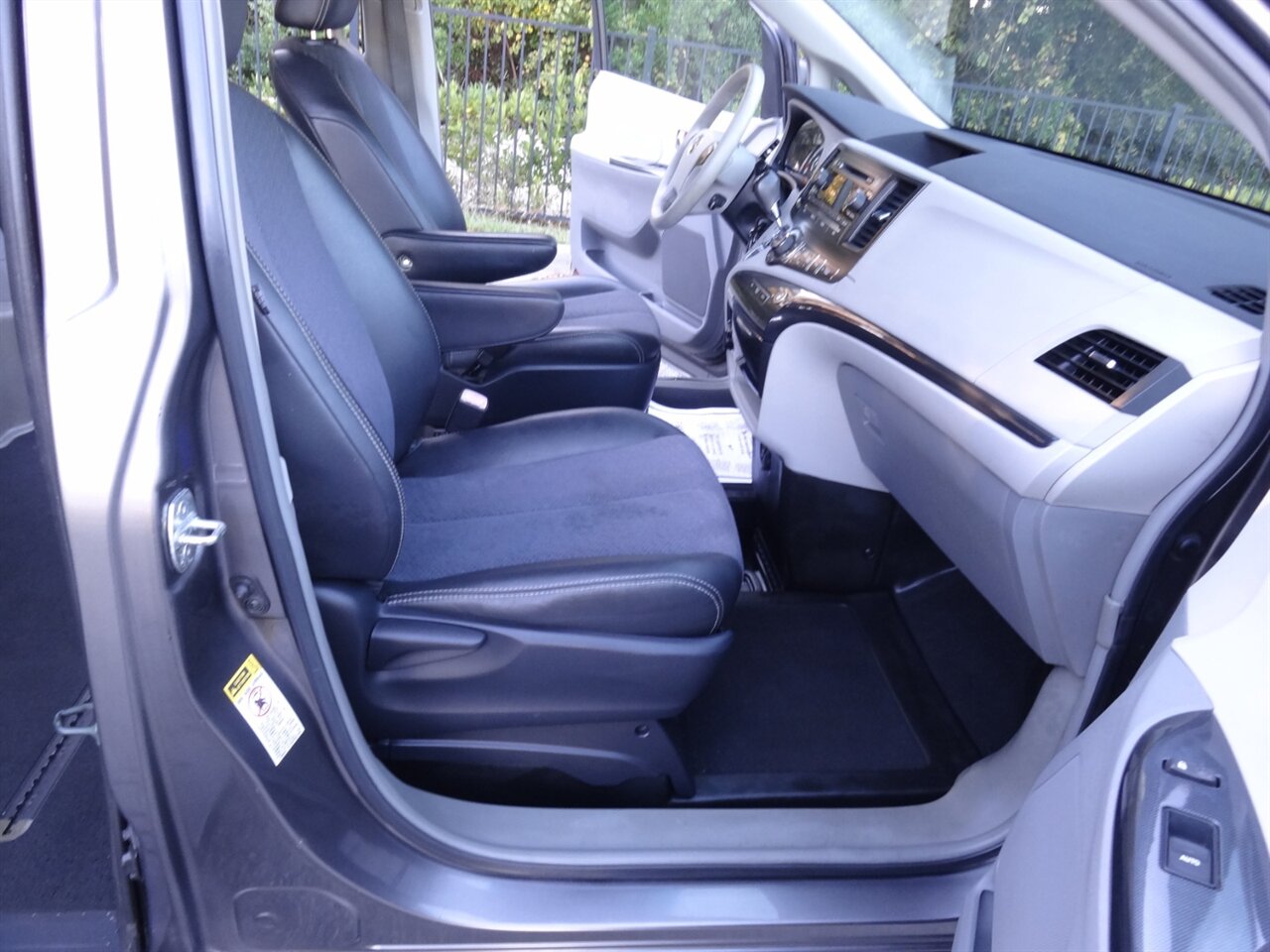 2011 Toyota Sienna SE  BraunAbility ramp van - Photo 45 - Deland, FL 32720