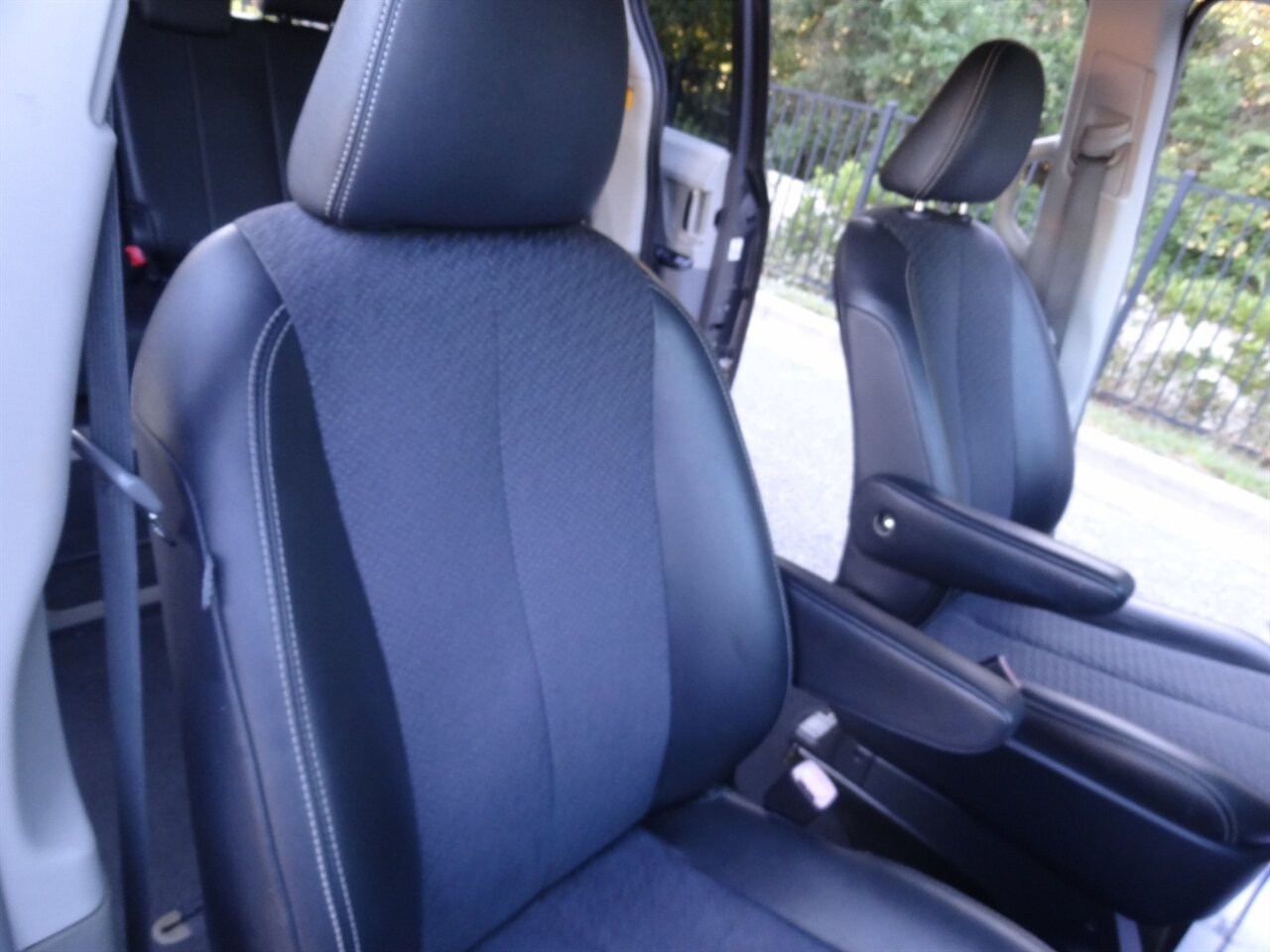 2011 Toyota Sienna SE  BraunAbility ramp van - Photo 46 - Deland, FL 32720