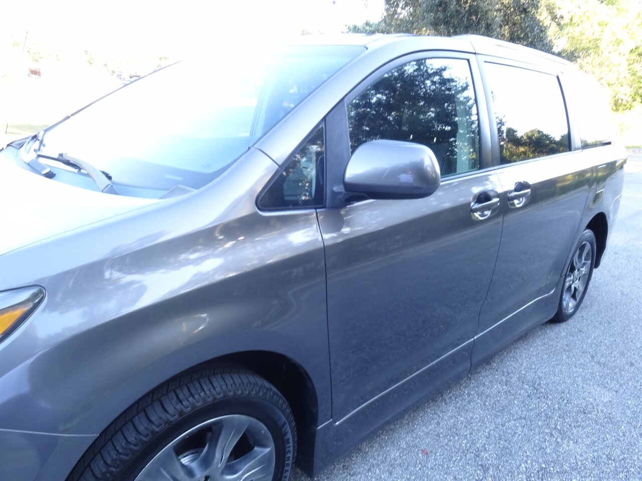 2011 Toyota Sienna SE  BraunAbility ramp van - Photo 9 - Deland, FL 32720
