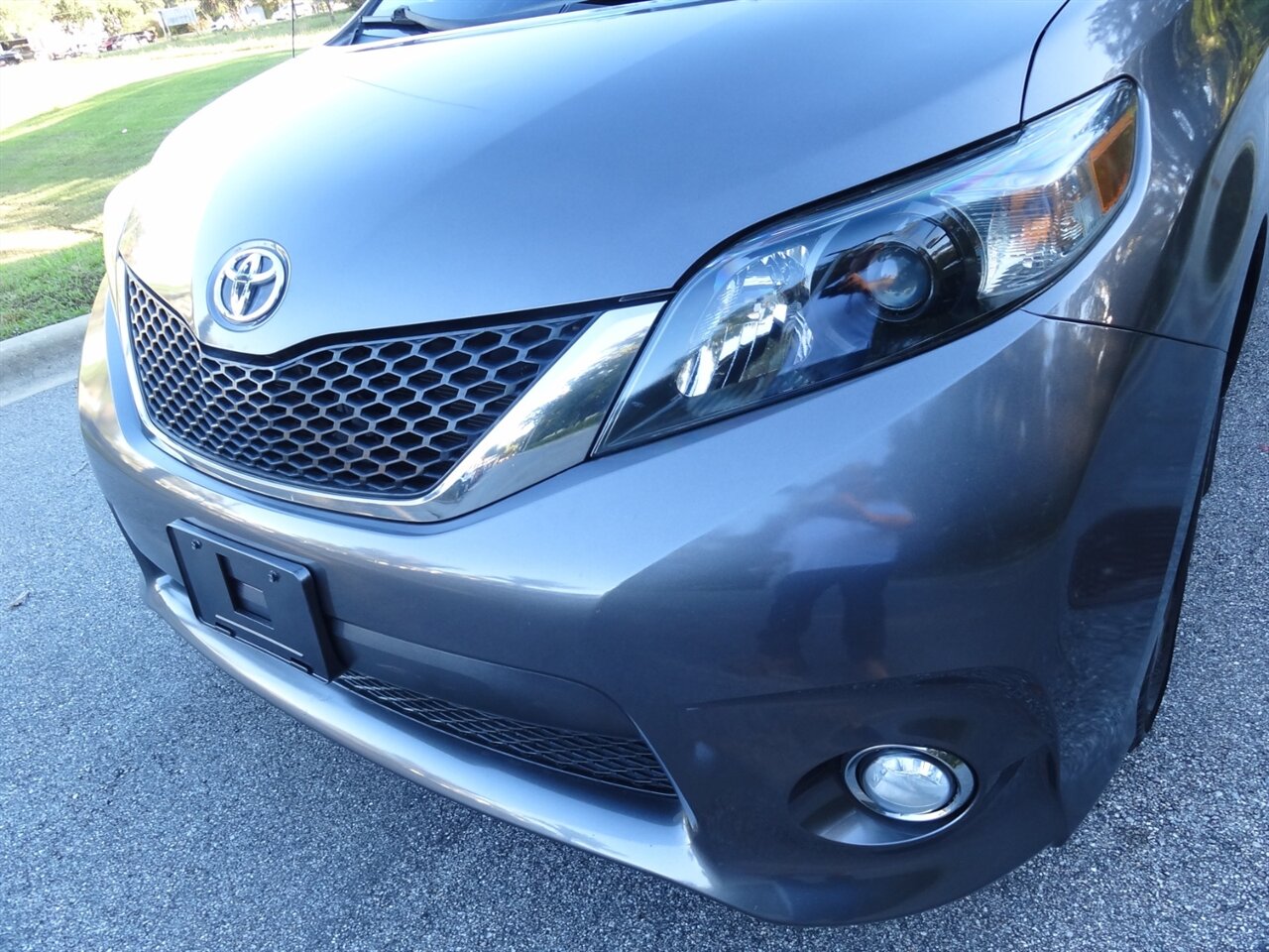 2011 Toyota Sienna SE  BraunAbility ramp van - Photo 7 - Deland, FL 32720