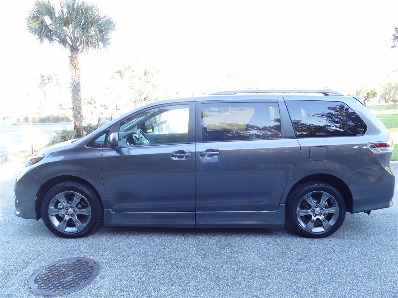 2011 Toyota Sienna SE  BraunAbility ramp van - Photo 16 - Deland, FL 32720