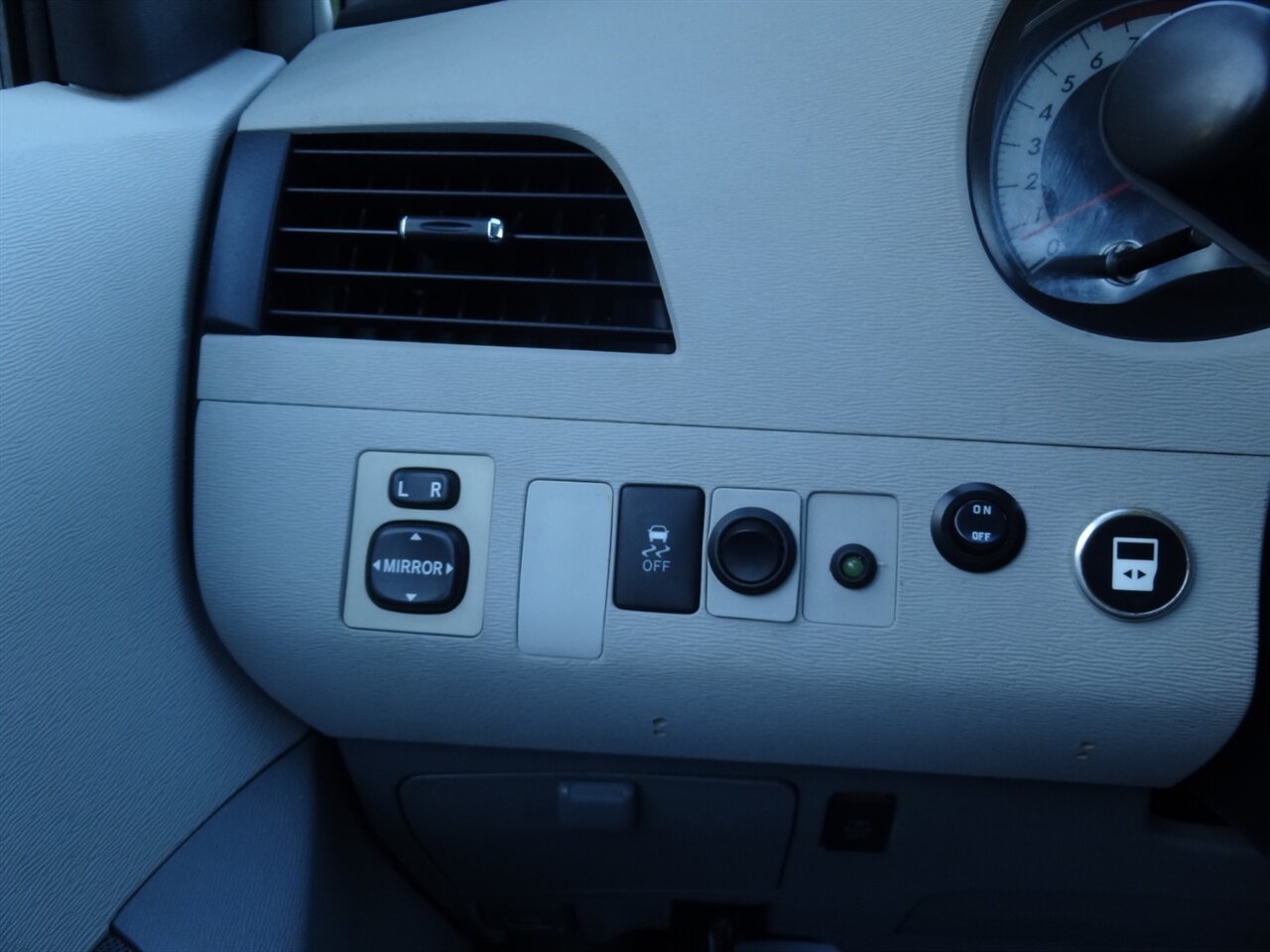 2011 Toyota Sienna SE  BraunAbility ramp van - Photo 53 - Deland, FL 32720