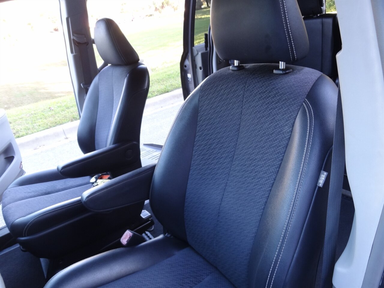 2011 Toyota Sienna SE  BraunAbility ramp van - Photo 34 - Deland, FL 32720