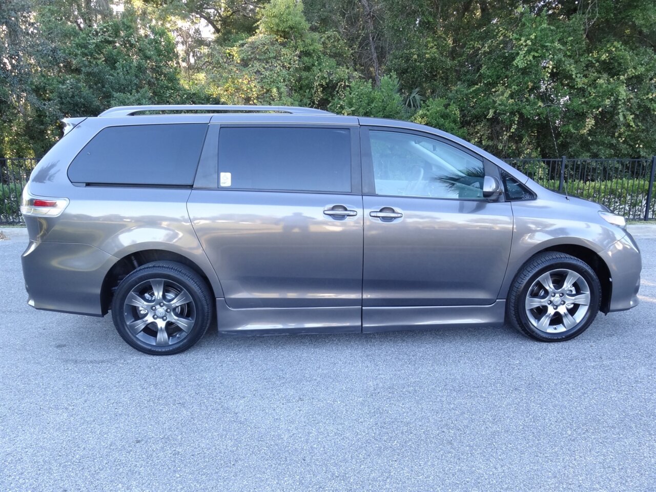 2011 Toyota Sienna SE  BraunAbility ramp van - Photo 15 - Deland, FL 32720