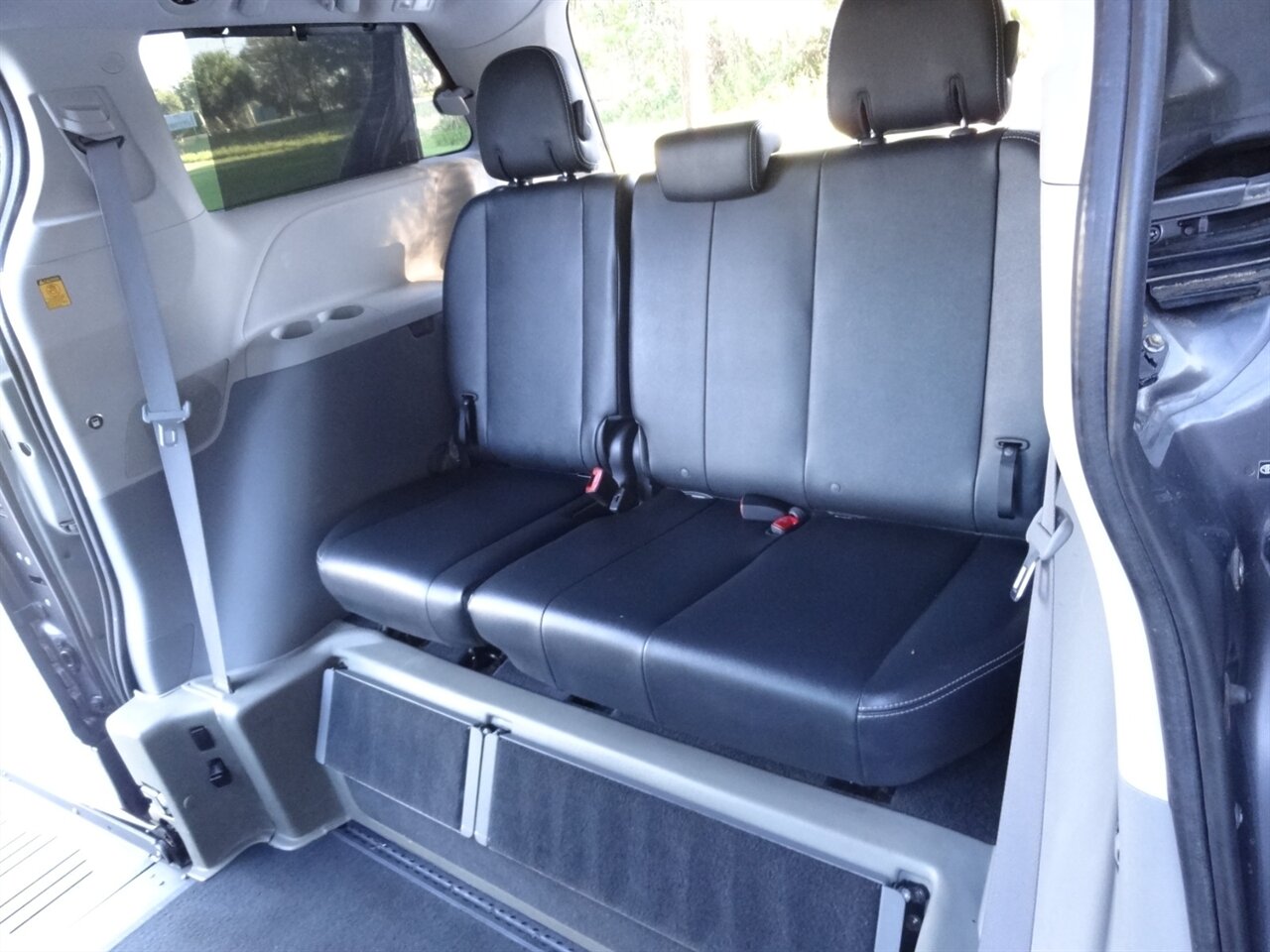 2011 Toyota Sienna SE  BraunAbility ramp van - Photo 38 - Deland, FL 32720