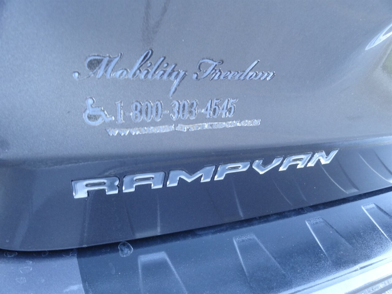 2011 Toyota Sienna SE  BraunAbility ramp van - Photo 22 - Deland, FL 32720