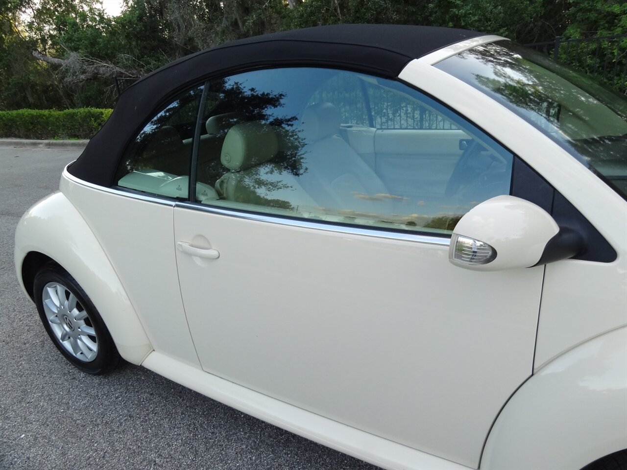 2005 Volkswagen New Beetle Convertible GLS - Photo 10 - Deland, FL 32720
