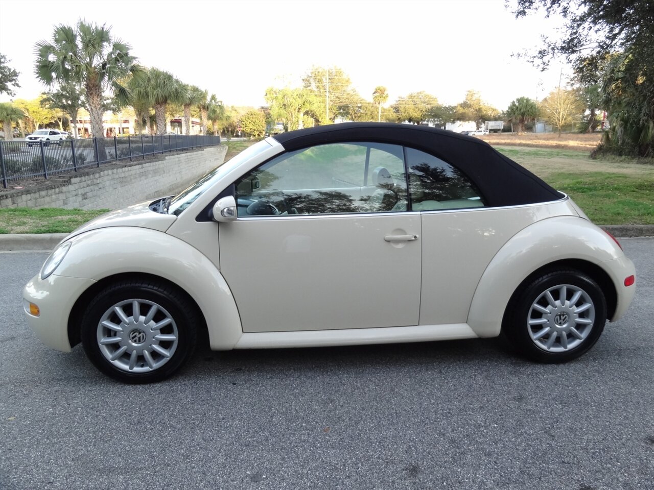 2005 Volkswagen New Beetle Convertible GLS - Photo 17 - Deland, FL 32720