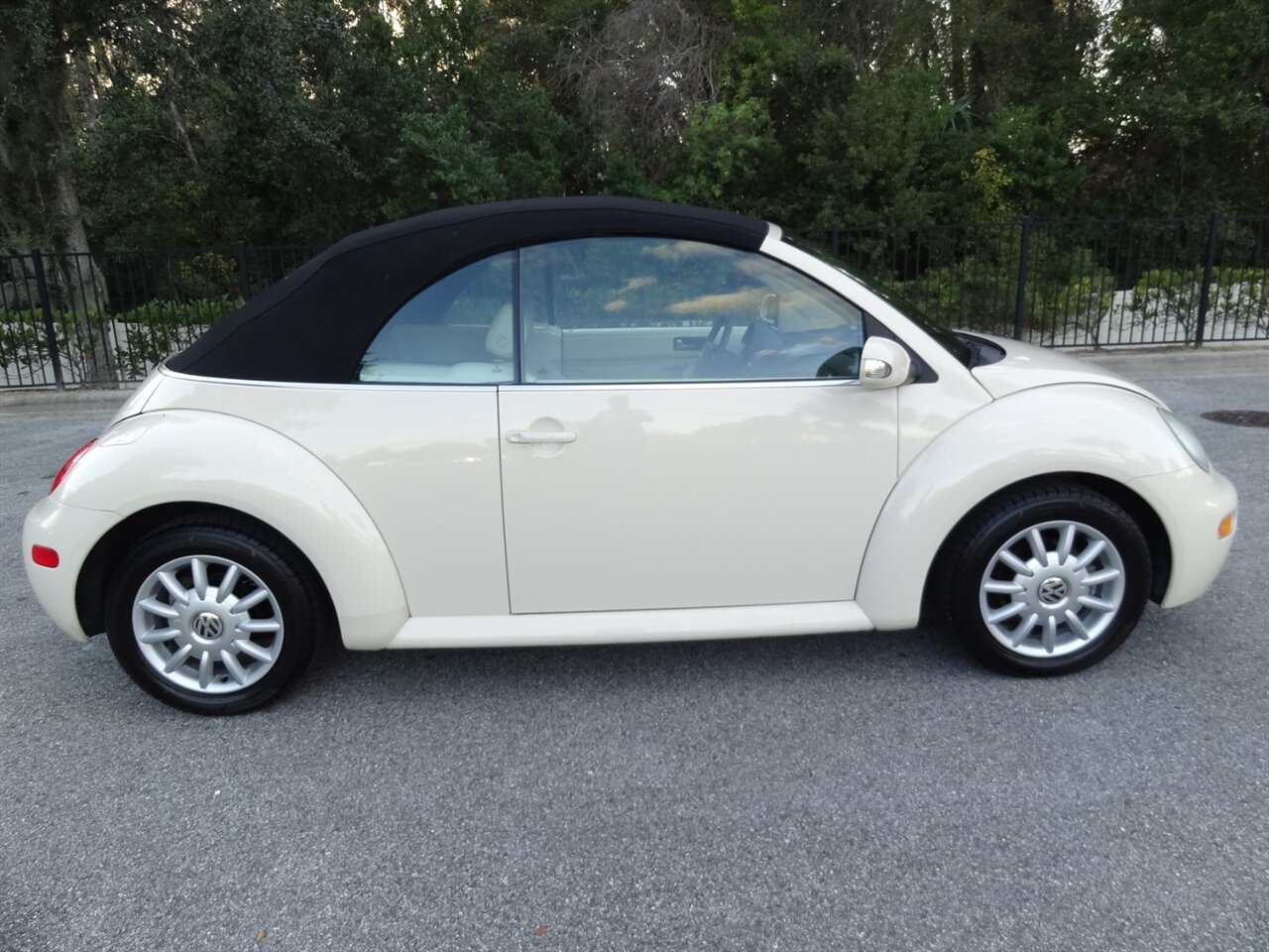 2005 Volkswagen New Beetle Convertible GLS - Photo 16 - Deland, FL 32720