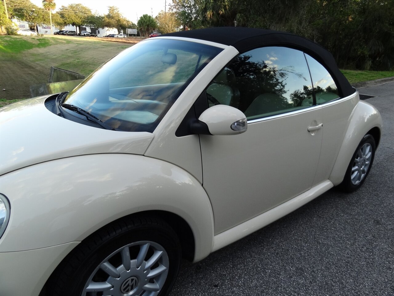 2005 Volkswagen New Beetle Convertible GLS - Photo 9 - Deland, FL 32720