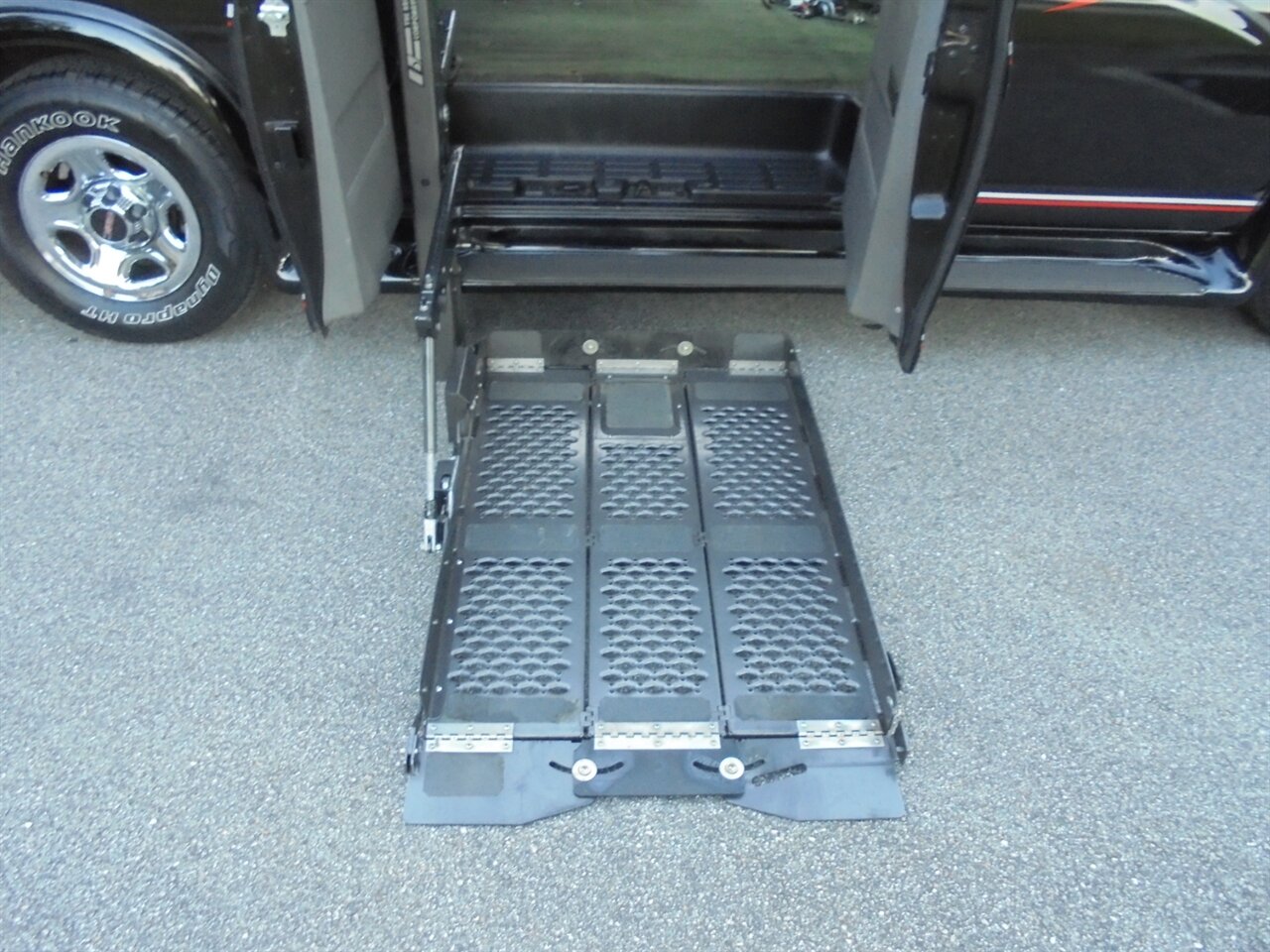 2004 GMC Savana Sherrod premium high top  Wheelchair lift - Photo 46 - Deland, FL 32720