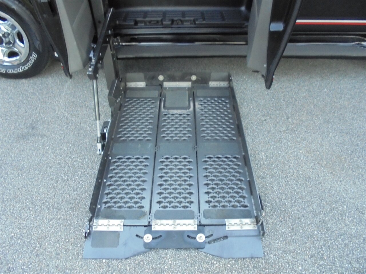 2004 GMC Savana Sherrod premium high top  Wheelchair lift - Photo 48 - Deland, FL 32720