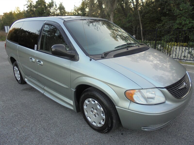2003 Chrysler Town & Country photo