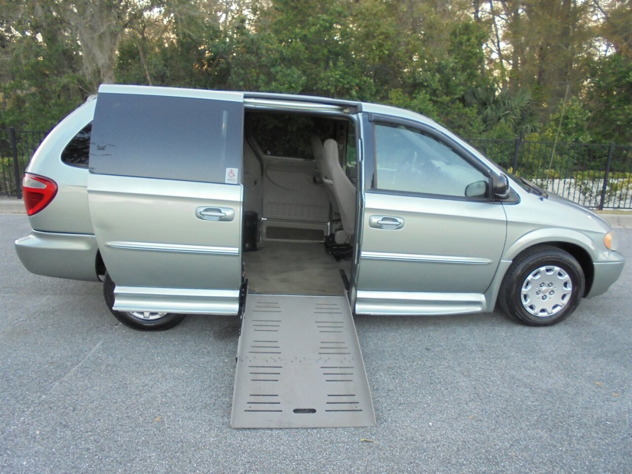 2003 Chrysler Town & Country Braunabilty wheelchair ramp van   - Photo 26 - Deland, FL 32720