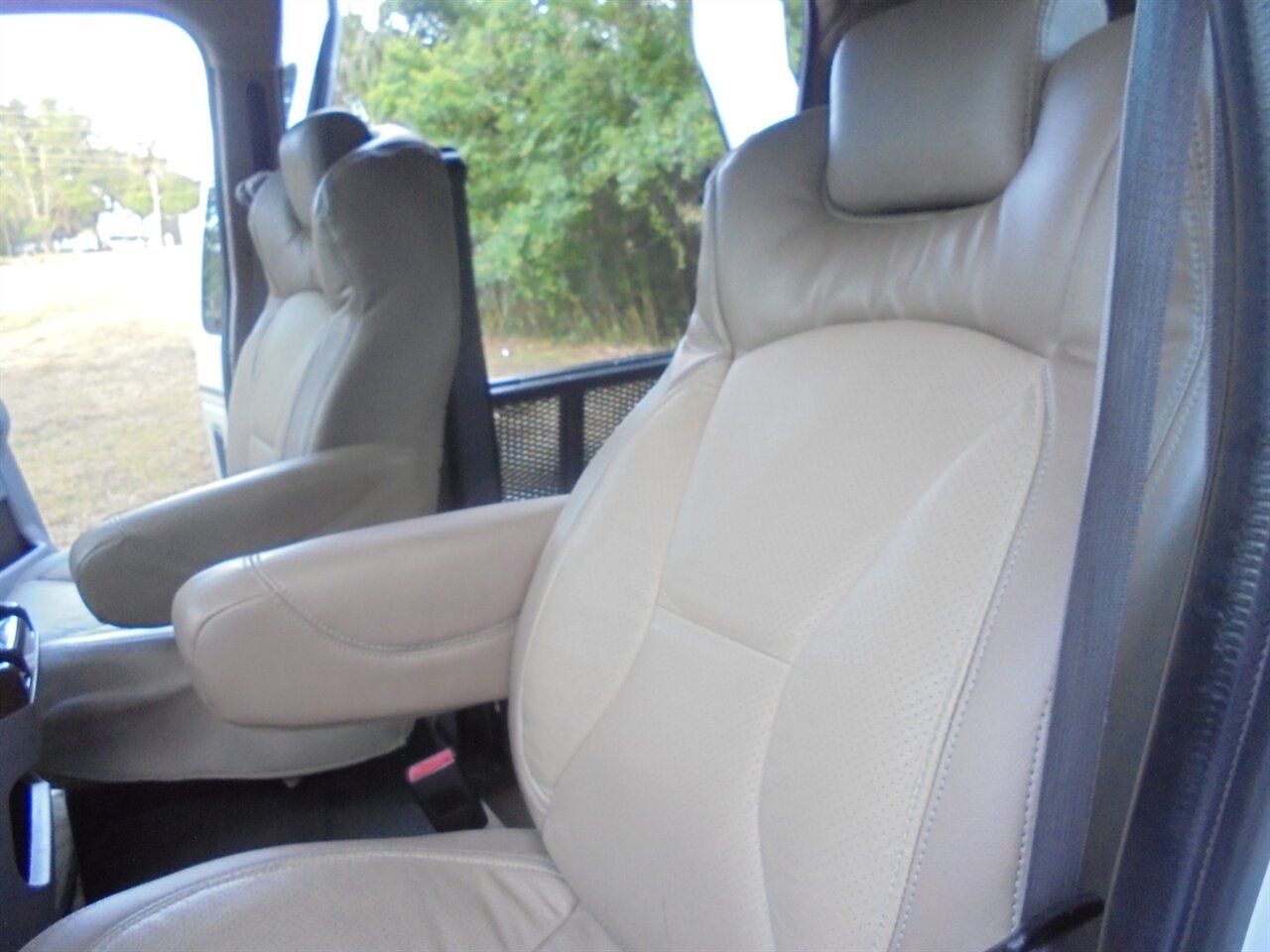 2014 Ford Primetime speciality premium conversion  VMI Handicap van - Photo 29 - Deland, FL 32720