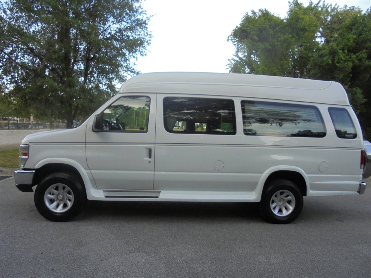 2014 Ford Primetime speciality premium conversion  VMI Handicap van - Photo 16 - Deland, FL 32720