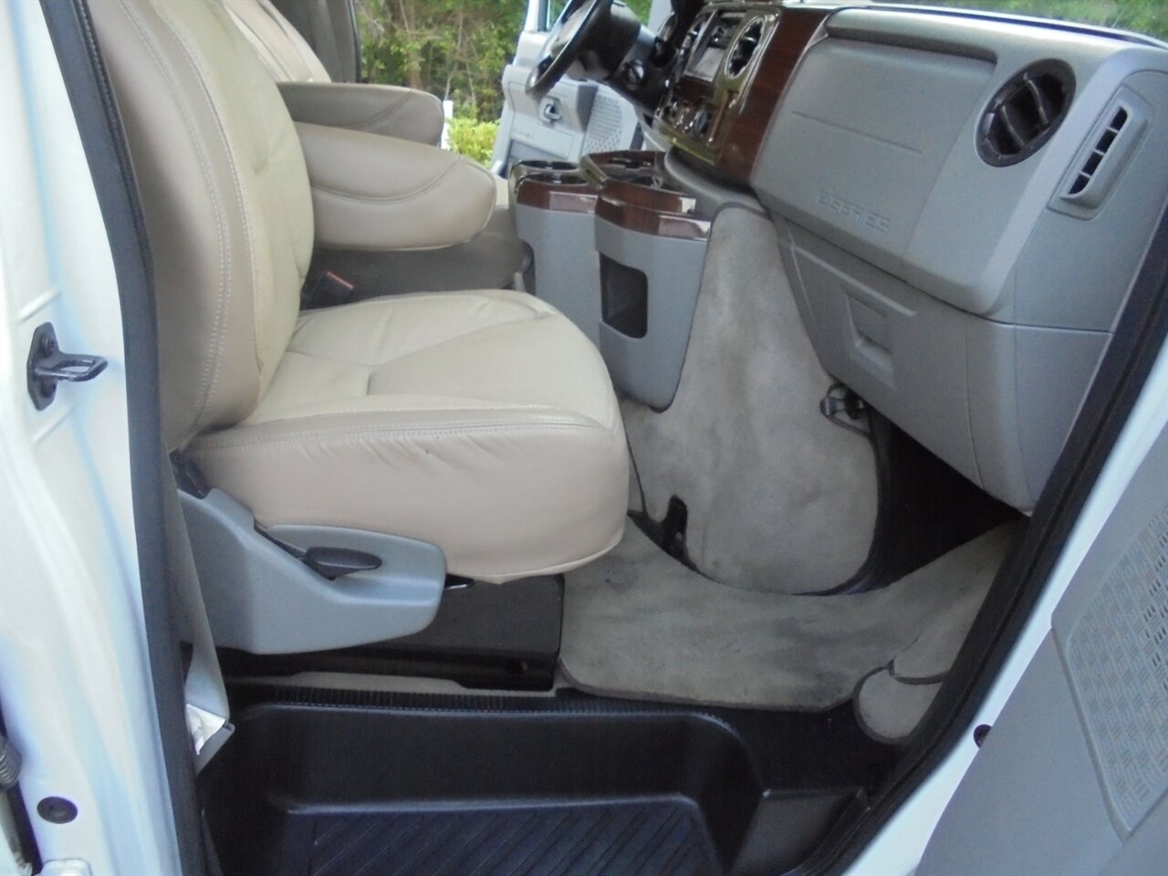 2014 Ford Primetime speciality premium conversion  VMI Handicap van - Photo 38 - Deland, FL 32720