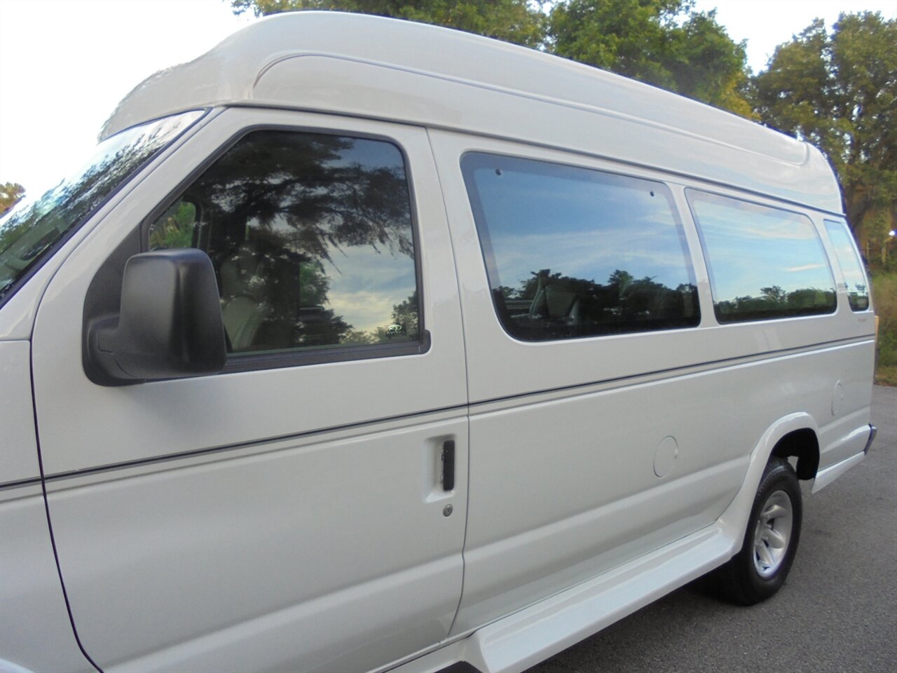 2014 Ford Primetime speciality premium conversion  VMI Handicap van - Photo 11 - Deland, FL 32720
